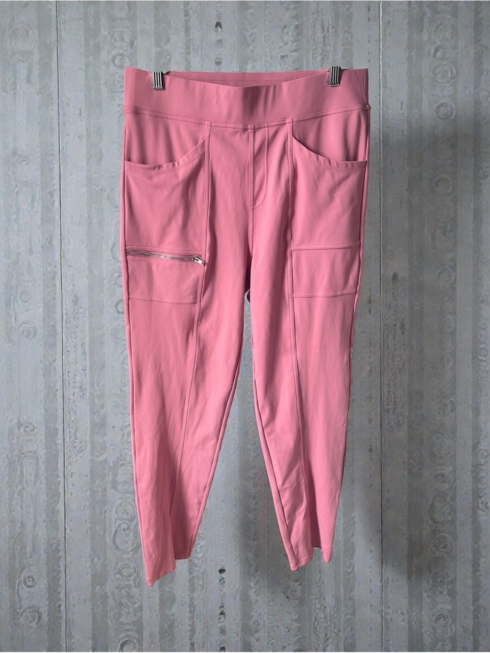 HALARA High -Rise Pink Cargo Leggings
Like new. Large